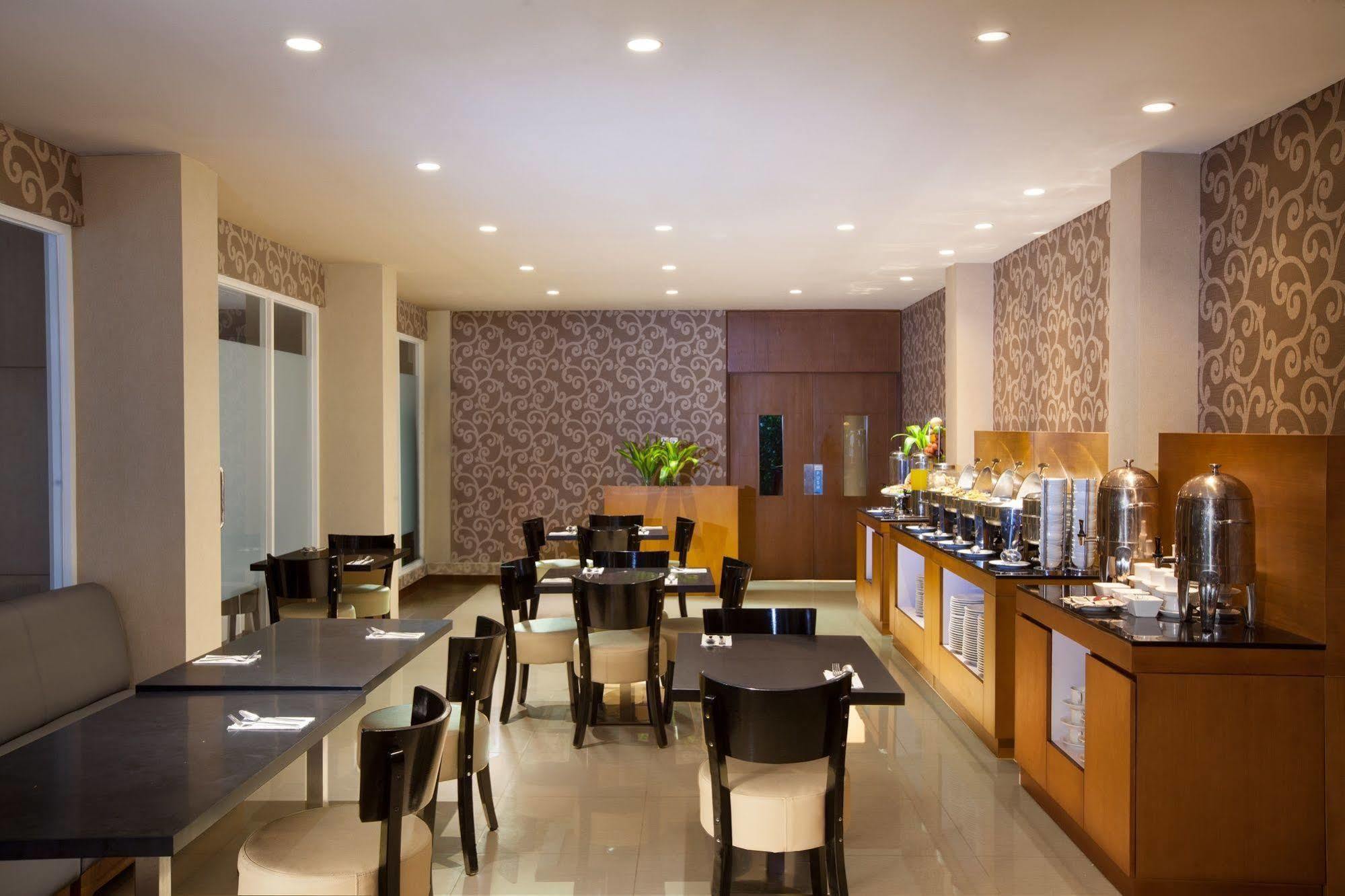 Aveon Express Hotel By Daphna International Yogyakarta Exterior foto